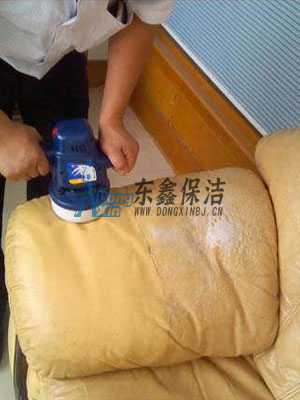 清洗沙發(fā)作業(yè)現(xiàn)場